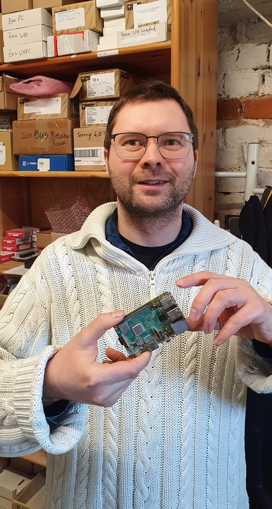 Max, der Gründer von pi3g, hält einen Raspberry Pi